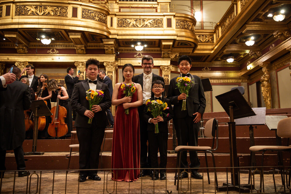 Young artists taking a bow © VIYAF